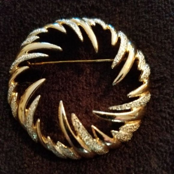 SARAH COVENTRY VINTAGE SILVER/GOLD TONE BROOCH - Picture 3 of 3